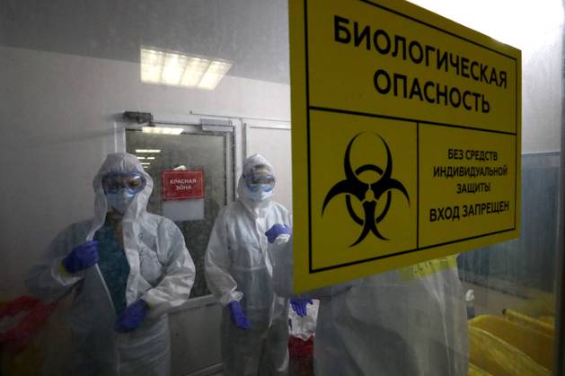 MOSCOW, RUSSIA - APRIL 27, 2020: Medical workers after a shift at the COVID-19 treatment facility at Pirogov City Clinical Hospital 1. The facility treats COVID-19 patients, patients with suspected coronavirus and patients with viral community-acquired pneumonia. Sergei Karpukhin TASS  TS0D73BF