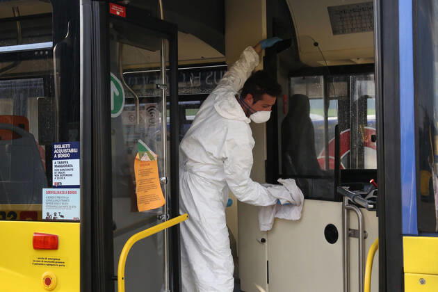Modena. Operatori della Seta, the municipality of the city for urban transport, sanitize a bus at the end of the daily shift to counter the spread of Coronavirus (ROBERTO BRANCOLINI Fotogramma, Modena - 2020-04-27) p.s. la foto e utilizzabile nel rispetto del contesto in cui e stata scattata, e senza intento diffamatorio del decoro delle persone rappresentate  Copyright: xROBERTOxBRANCOLINIx xFOTOGRAMMAx