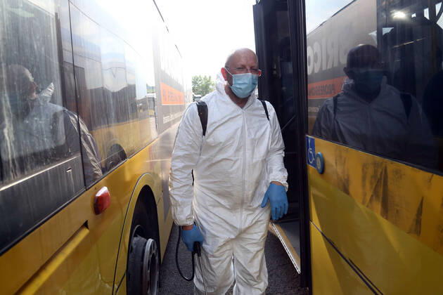 Modena. Operatori della Seta, the municipality of the city for urban transport, sanitize a bus at the end of the daily shift to counter the spread of Coronavirus (ROBERTO BRANCOLINI Fotogramma, Modena - 2020-04-27) p.s. la foto e utilizzabile nel rispetto del contesto in cui e stata scattata, e senza intento diffamatorio del decoro delle persone rappresentate  Copyright: xROBERTOxBRANCOLINIx xFOTOGRAMMAx