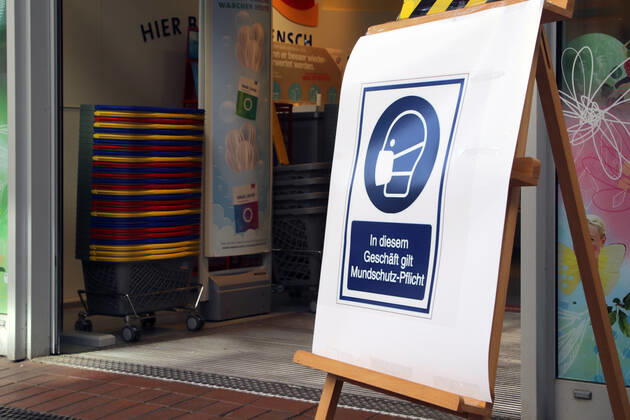 Maßnahmen gegen das Coronavirus Ein Plakat am Eingang zu einem Geschäft weist auf die Pflicht zum tragen von einem Mundschutz hin. Essen Nordrhein-Westfalen Deutschland