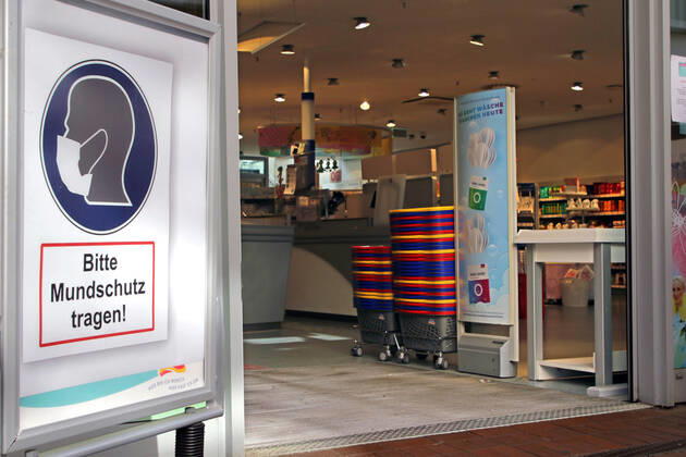 News Bilder des Tages Maßnahmen gegen das Coronavirus Ein Plakat am Eingang zu einem Geschäft weist auf die Pflicht zum tragen von einem Mundschutz hin. Essen Nordrhein-Westfalen Deutschland