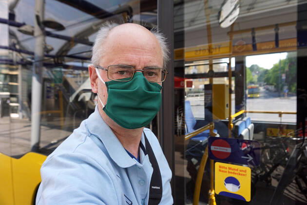 Maßnahmen gegen das Coronavirus Ein Mann trägt einen Mundschutz in öffentlichen Verkehrsmitteln Essen Nordrhein-Westfalen Deutschland