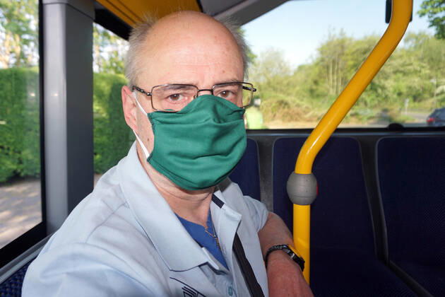 Maßnahmen gegen das Coronavirus Ein Mann trägt einen Mundschutz in öffentlichen Verkehrsmitteln Essen Nordrhein-Westfalen Deutschland