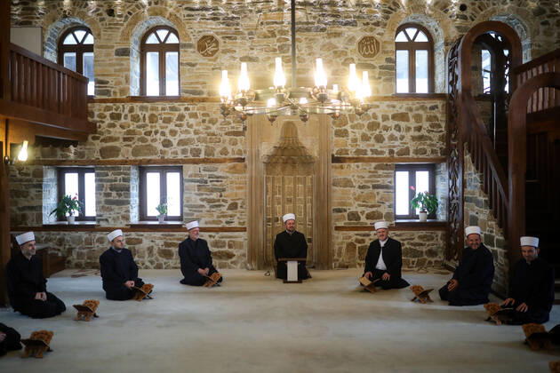 News Bilder des Tages Bosnia and Herzegovina - Ramadan 27.04.2020., Zenica, Bosnia and Herzegovina - A muqabala (recitation of the Quran) is held regularly during Ramadan at the Sultan-Ahmed Mosque in Zenica. This year, due to the coronavirus epidemic, it is being held without the presence of believers. ArminxDurgut PIXSELL