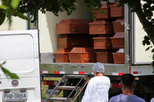 Coronavirus in Brasilien, Massenbegräbnis in Manaus MANAUS, AM - 27.04.2020: MOVIMENTAÇÃO NO CEMITÉRIO PARQUE MANAUS - Movement in the Parque de Manaus cemetery, this Monday morning (27), in the Tarumã neighborhood, west of the city of Manaus. In the photo, coffins stored in a refrigerated container at the cemetery. x1907656x  SandroxPereira