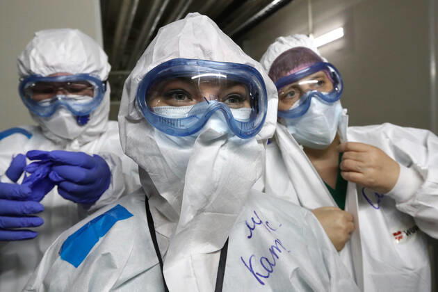 News Bilder des Tages MOSCOW, RUSSIA - APRIL 27, 2020: Nurses put on protective gear ahead of a shift at the COVID-19 treatment facility at Pirogov City Clinical Hospital 1. The facility treats COVID-19 patients, patients with suspected coronavirus and patients with viral community-acquired pneumonia. Sergei Karpukhin TASS  TS0D7404