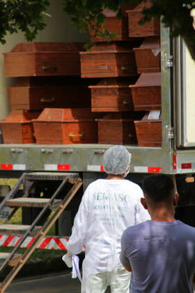 MANAUS, AM - 27.04.2020: MOVIMENTAÇÃO NO CEMITÉRIO PARQUE MANAUS - Movement in the Parque de Manaus cemetery, this Monday morning (27), in the Tarumã neighborhood, west of the city of Manaus. In the photo, coffins stored in a refrigerated container at the cemetery. x1907657x SandroxPereira