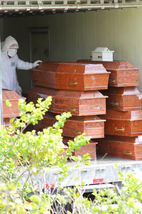 Coronavirus in Brasilien, Massenbegräbnis in Manaus MANAUS, AM - 27.04.2020: MOVIMENTAÇÃO NO CEMITÉRIO PARQUE MANAUS - Movement in the Parque de Manaus cemetery, this Monday morning (27), in the Tarumã neighborhood, west of the city of Manaus. In the photo, funeral directors remove the coffins from a refrigerated container that was installed in the cemetery to store the coffins. x1907658x  SandroxPereira