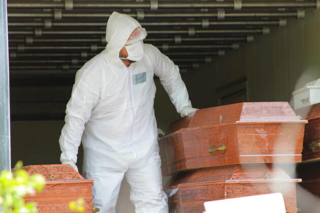 MANAUS, AM - 27.04.2020: MOVIMENTAÇÃO NO CEMITÉRIO PARQUE MANAUS - Movement in the Parque de Manaus cemetery, this Monday morning (27), in the Tarumã neighborhood, west of the city of Manaus. In the photo, funeral directors remove the coffins from a refrigerated container that was installed in the cemetery to store the coffins. x1907659x SandroxPereira