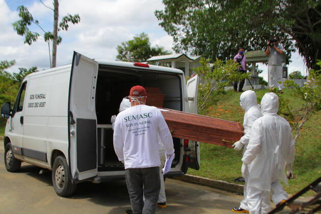 Coronavirus in Brasilien, Massenbegräbnis in Manaus MANAUS, AM - 27.04.2020: MOVIMENTAÇÃO NO CEMITÉRIO PARQUE MANAUS - Movement in the Parque de Manaus cemetery, this Monday morning (27), in the Tarumã neighborhood, west of the city of Manaus. In the photo, funeral directors place the coffins taken from a refrigerated container that was installed in the cemetery to store the coffins. x1907662x  SandroxPereira