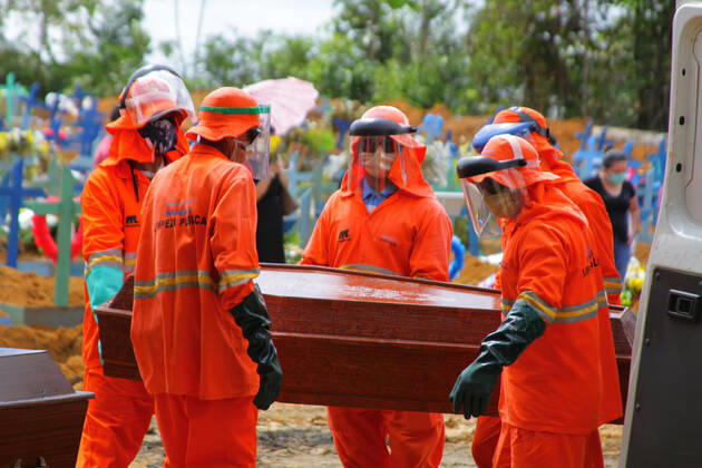 Coronavirus in Brasilien, Massenbegräbnis in Manaus MANAUS, AM - 27.04.2020: MOVIMENTAÇÃO NO CEMITÉRIO PARQUE MANAUS - Movement in the Parque de Manaus cemetery, this Monday morning (27), in the Tarumã neighborhood, west of the city of Manaus. In the photo, public cleaning officials carry coffins that will be buried in ditches opened by backhoes. x1907664x  SandroxPereira