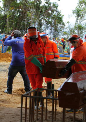 Coronavirus in Brasilien, Massenbegräbnis in Manaus MANAUS, AM - 27.04.2020: MOVIMENTAÇÃO NO CEMITÉRIO PARQUE MANAUS - Movement in the Parque de Manaus cemetery, this Monday morning (27), in the Tarumã neighborhood, west of the city of Manaus. In the photo, public cleaning officials carry coffins that will be buried in ditches opened by backhoes. x1907666x  SandroxPereira