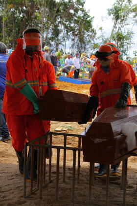 MANAUS, AM - 27.04.2020: MOVIMENTAÇÃO NO CEMITÉRIO PARQUE MANAUS - Movement in the Parque de Manaus cemetery, this Monday morning (27), in the Tarumã neighborhood, west of the city of Manaus. In the photo, public cleaning officials carry coffins that will be buried in ditches opened by backhoes. x1907667x SandroxPereira