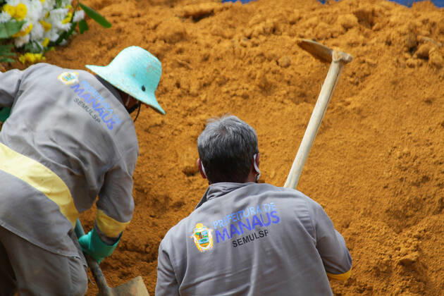 MANAUS, AM - 27.04.2020: MOVIMENTAÇÃO NO CEMITÉRIO PARQUE MANAUS - Movement in the Parque de Manaus cemetery, this Monday morning (27), in the Tarumã neighborhood, west of the city of Manaus. In the photo, coffins are buried in ditches opened by backhoes. x1907670x SandroxPereira