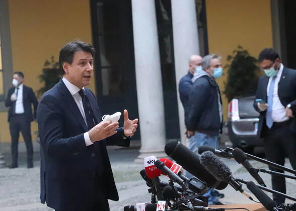 foto ipp- clemente marmorino- milano 27 04 2020- Emergenza Coronavirus - Covid 19 - Conferenza stampa Prefettura Nella foto il premier giuseppe conte coronavirus - prefettura incontr  0
