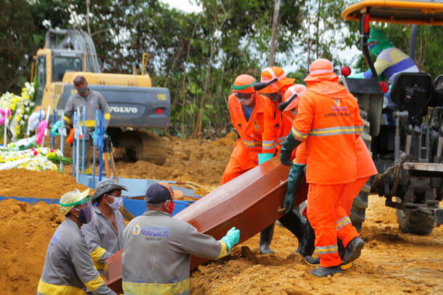 MANAUS, AM - 27.04.2020: MOVIMENTAÇÃO NO CEMITÉRIO PARQUE MANAUS - Movement in the Parque de Manaus cemetery, this Monday morning (27), in the Tarumã neighborhood, west of the city of Manaus. In the photo, gravediggers put the coffins into a ditch opened by backhoes. x1907704x SandroxPereira