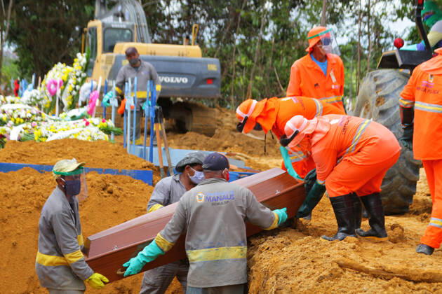 MANAUS, AM - 27.04.2020: MOVIMENTAÇÃO NO CEMITÉRIO PARQUE MANAUS - Movement in the Parque de Manaus cemetery, this Monday morning (27), in the Tarumã neighborhood, west of the city of Manaus. In the photo, gravediggers put the coffins into a ditch opened by backhoes. x1907705x SandroxPereira