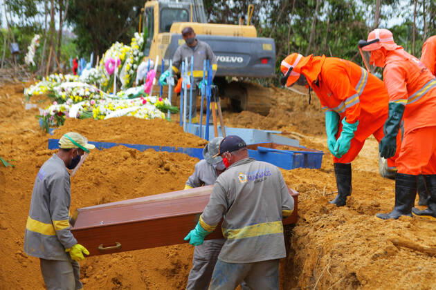 MANAUS, AM - 27.04.2020: MOVIMENTAÇÃO NO CEMITÉRIO PARQUE MANAUS - Movement in the Parque de Manaus cemetery, this Monday morning (27), in the Tarumã neighborhood, west of the city of Manaus. In the photo, gravediggers put the coffins inside a ditch opened by backhoes. x1907706x SandroxPereira