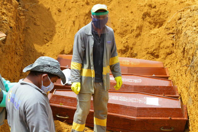 MANAUS, AM - 27.04.2020: MOVIMENTAÇÃO NO CEMITÉRIO PARQUE MANAUS - Movement in the Parque de Manaus cemetery, this Monday morning (27), in the Tarumã neighborhood, west of the city of Manaus. In the photo, cemetery workers inside a grave with the coffins. x1907707x SandroxPereira