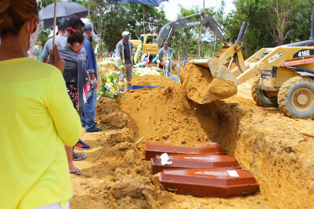MANAUS, AM - 27.04.2020: MOVIMENTAÇÃO NO CEMITÉRIO PARQUE MANAUS - Movement in the Parque de Manaus cemetery, this Monday morning (27), in the Tarumã neighborhood, west of the city of Manaus. In the photo, family members attend the funeral of their relatives. x1907708x SandroxPereira