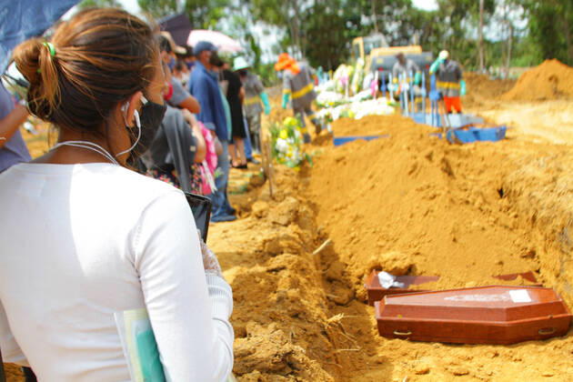 MANAUS, AM - 27.04.2020: MOVIMENTAÇÃO NO CEMITÉRIO PARQUE MANAUS - Movement in the Parque de Manaus cemetery, this Monday morning (27), in the Tarumã neighborhood, west of the city of Manaus. In the photo, family members follow the funeral of their relatives. x1907709x SandroxPereira