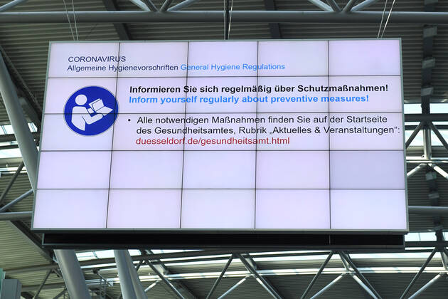 Coronavirus - Flughafen Düsseldorf 27.04.2020, Nordrhein-Westfalen, Düsseldorf: Anzeigetafel - Allgemeine Hygienevorschriften