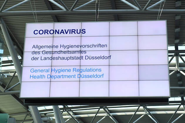 Coronavirus - Flughafen Düsseldorf 27.04.2020, Nordrhein-Westfalen, Düsseldorf: Anzeigetafel - Allgemeine Hygienevorschriften