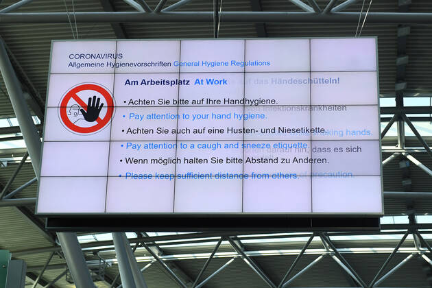 Coronavirus - Flughafen Düsseldorf 27.04.2020, Nordrhein-Westfalen, Düsseldorf: Anzeigetafel - Allgemeine Hygienevorschriften