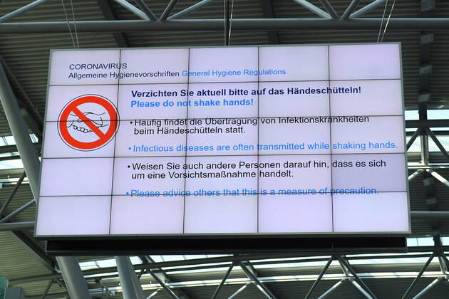 Coronavirus - Flughafen Düsseldorf 27.04.2020, Nordrhein-Westfalen, Düsseldorf: Anzeigetafel - Allgemeine Hygienevorschriften