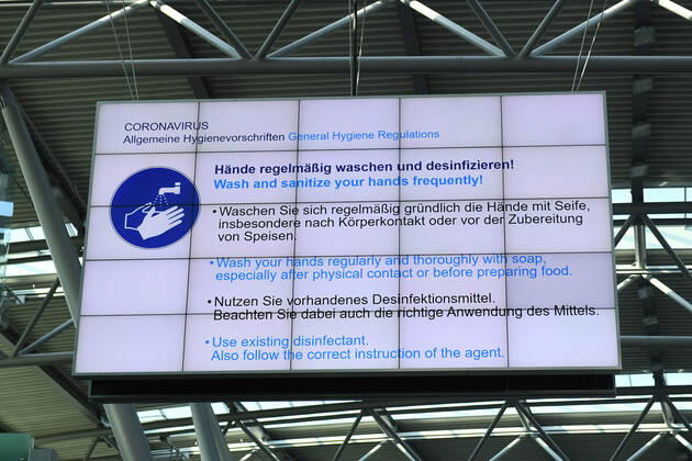 Coronavirus - Flughafen Düsseldorf 27.04.2020, Nordrhein-Westfalen, Düsseldorf: Anzeigetafel - Allgemeine Hygienevorschriften