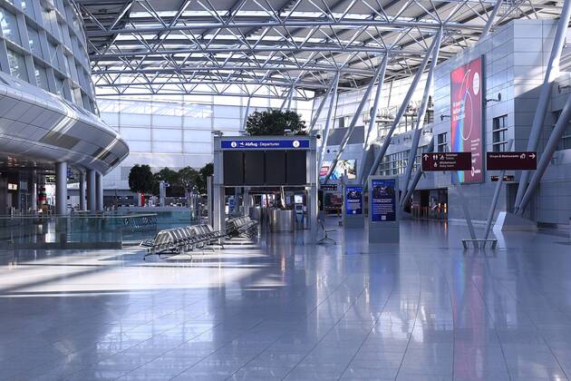 Coronavirus - Flughafen Düsseldorf 27.04.2020, Nordrhein-Westfalen, Düsseldorf: Menschenleere Abflughalle des Düsseldorfer Flughafens.