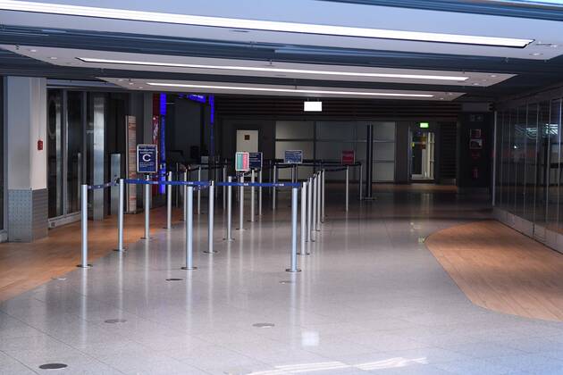 Coronavirus - Flughafen Düsseldorf 27.04.2020, Nordrhein-Westfalen, Düsseldorf: Menschenleere Abflughalle des Düsseldorfer Flughafens.