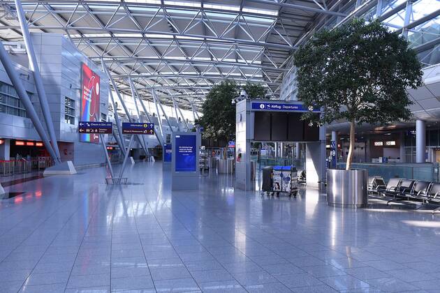 Coronavirus - Flughafen Düsseldorf 27.04.2020, Nordrhein-Westfalen, Düsseldorf: Menschenleere Abflughalle des Düsseldorfer Flughafens.
