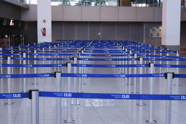 Coronavirus - Flughafen Düsseldorf 27.04.2020, Nordrhein-Westfalen, Düsseldorf: Menschenleere Abflughalle des Düsseldorfer Flughafens.