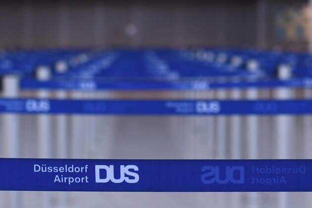 Coronavirus - Flughafen Düsseldorf 27.04.2020, Nordrhein-Westfalen, Düsseldorf: Menschenleere Abflughalle des Düsseldorfer Flughafens.
