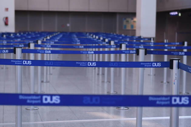 Coronavirus - Flughafen Düsseldorf 27.04.2020, Nordrhein-Westfalen, Düsseldorf: Menschenleere Abflughalle des Düsseldorfer Flughafens.