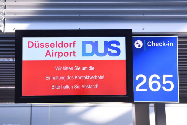 Coronavirus - Flughafen Düsseldorf 27.04.2020, Nordrhein-Westfalen, Düsseldorf: Anzeigetafel - Kontaktverbot