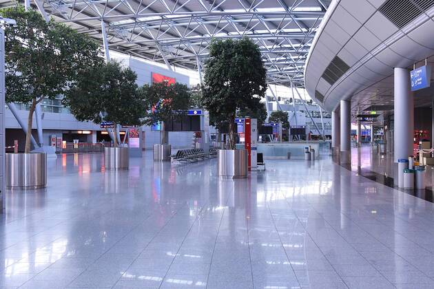 News Bilder des Tages Coronavirus - Flughafen Düsseldorf 27.04.2020, Nordrhein-Westfalen, Düsseldorf: Menschenleere Abflughalle des Düsseldorfer Flughafens.