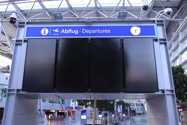 Coronavirus - Flughafen Düsseldorf 27.04.2020, Nordrhein-Westfalen, Düsseldorf: Anzeigetafel - Abflug Depatures