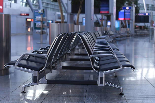 Coronavirus - Flughafen Düsseldorf 27.04.2020, Nordrhein-Westfalen, Düsseldorf: Leere Sitzreihen in der Abflughalles des Düsseldorfer Flughafens