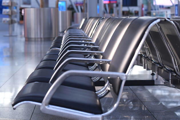 Coronavirus - Flughafen Düsseldorf 27.04.2020, Nordrhein-Westfalen, Düsseldorf: Leere Sitzreihen in der Abflughalles des Düsseldorfer Flughafens