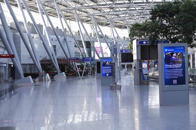 Coronavirus - Flughafen Düsseldorf 27.04.2020, Nordrhein-Westfalen, Düsseldorf: Menschenleere Abflughalle des Düsseldorfer Flughafens.