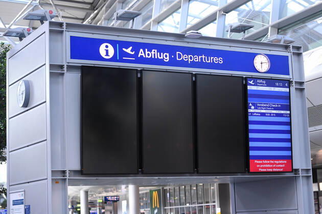 Coronavirus - Flughafen Düsseldorf 27.04.2020, Nordrhein-Westfalen, Düsseldorf: Anzeigetafel - Abflug Depatures