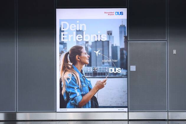 Coronavirus - Flughafen Düsseldorf 27.04.2020, Nordrhein-Westfalen, Düsseldorf: Werbetafel in der Abflughalle des Düsseldorfer Flughafens
