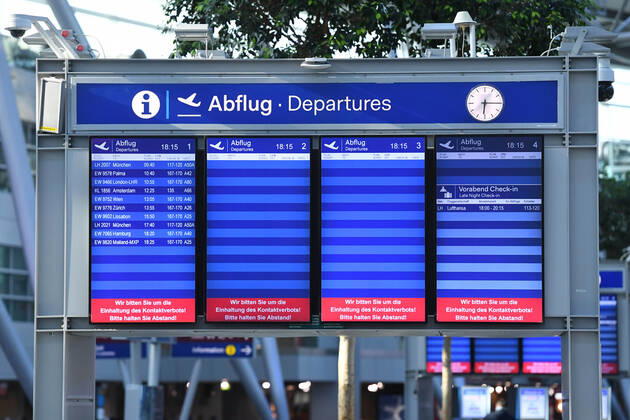 Coronavirus - Flughafen Düsseldorf 27.04.2020, Nordrhein-Westfalen, Düsseldorf: Anzeigetafel - Abflug Depatures