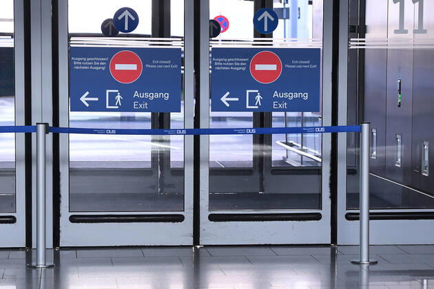 Coronavirus - Flughafen Düsseldorf 27.04.2020, Nordrhein-Westfalen, Düsseldorf: Gesperrte Ausgangstür im der Abflughalle des Düsseldorfer Flughafens