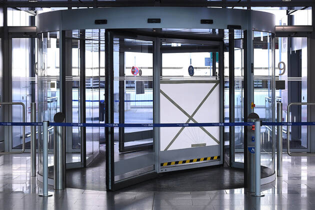 Coronavirus - Flughafen Düsseldorf 27.04.2020, Nordrhein-Westfalen, Düsseldorf: Gesperrte Ausgangstür in der Abflughalle des Düsseldorfer Flughafens