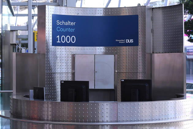 Coronavirus - Flughafen Düsseldorf 27.04.2020, Nordrhein-Westfalen, Düsseldorf: Verlassener Informations-Schalter in der Abflughalles des Düsseldorfer Flughafens