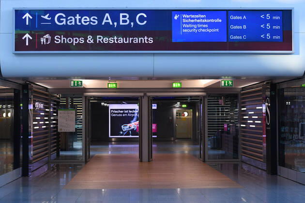 Coronavirus - Flughafen Düsseldorf 27.04.2020, Nordrhein-Westfalen, Düsseldorf: Menschenleerer Zugang zu den Gates A, B und C des Flughafens Düsseldorf
