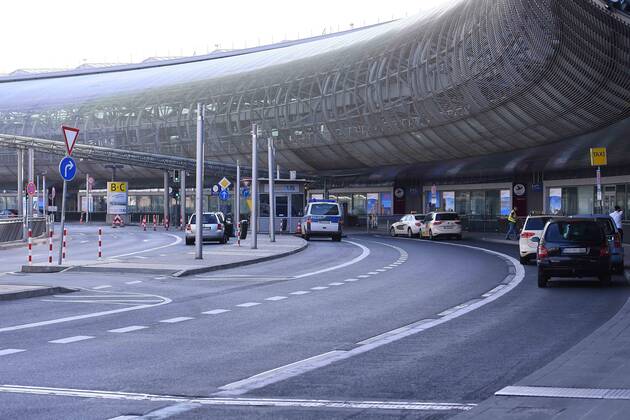 Coronavirus - Flughafen Düsseldorf 27.04.2020, Nordrhein-Westfalen, Düsseldorf: Menschenleerer Außenbereich vor der Abflughalle des Düsseldorfer Flughafens
